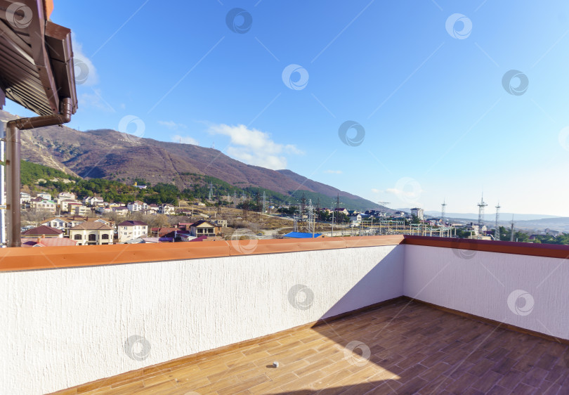 Скачать С балкона открывается вид на город и горы фотосток Ozero