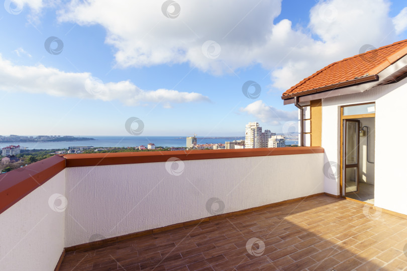 Скачать С балкона открывается вид на город и океан фотосток Ozero