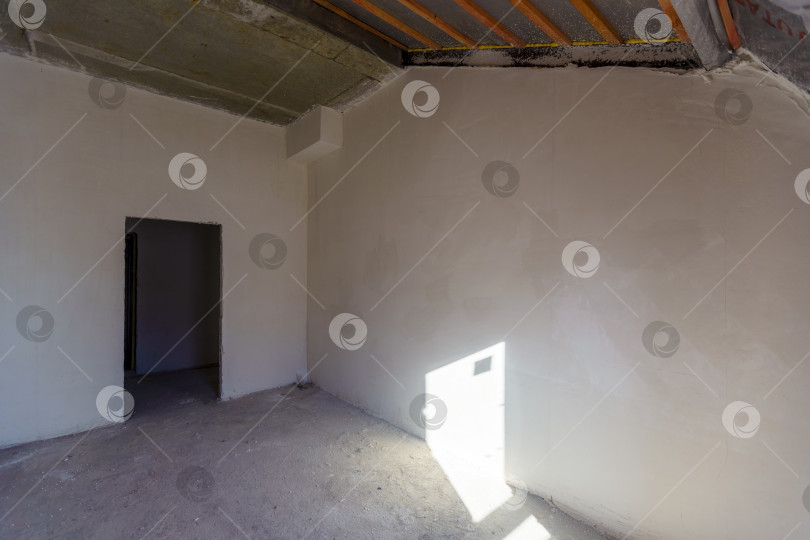 Скачать Помещение под чистовую отделку без ремонта. Мансардный этаж. В помещении есть только дверной проем. фотосток Ozero