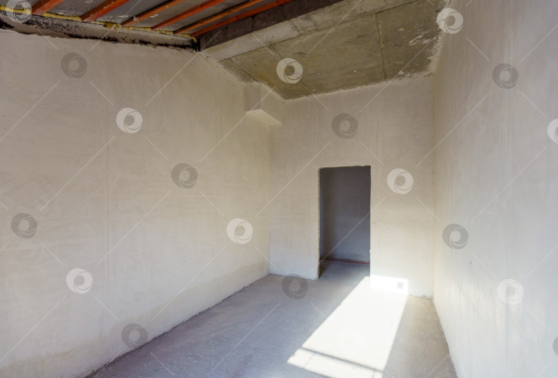 Скачать Комната с дверью. Комната в новом здании под чистовую отделку. Чердак. фотосток Ozero