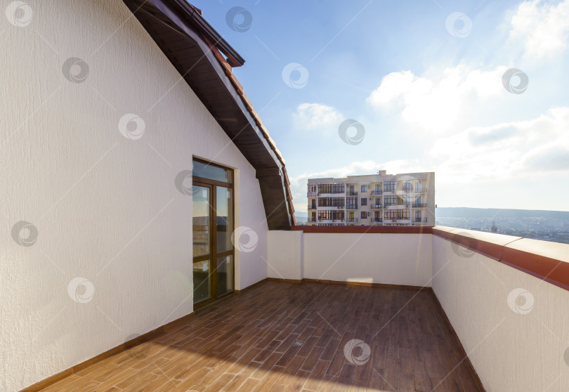 Скачать С балкона открывается вид на город и океан фотосток Ozero