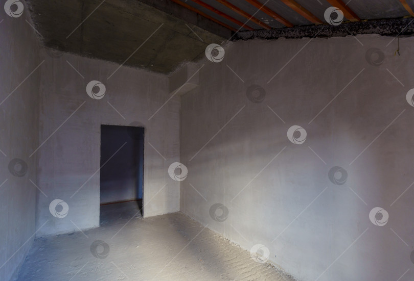 Скачать Комната с дверью. Комната в новом здании под чистовую отделку. Чердак. фотосток Ozero