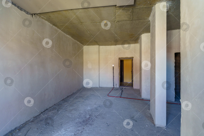 Скачать Помещение под чистовую отделку без ремонта. Мансардный этаж. В помещении есть только дверной проем. фотосток Ozero