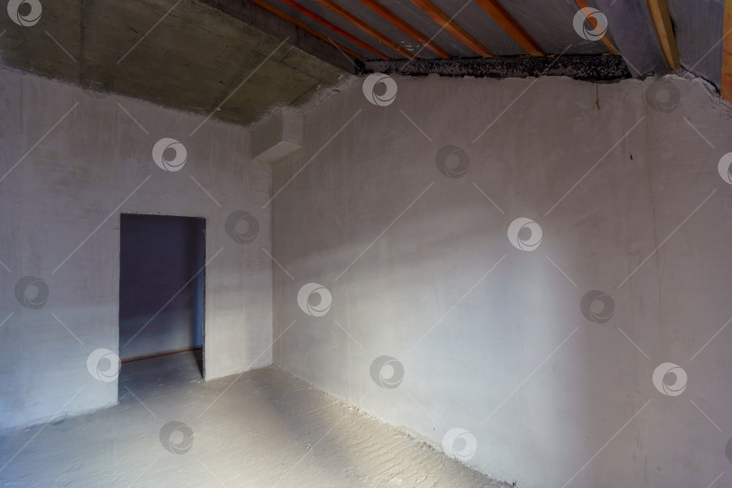 Скачать Комната с дверью. Комната в новом здании под чистовую отделку. Чердак. фотосток Ozero