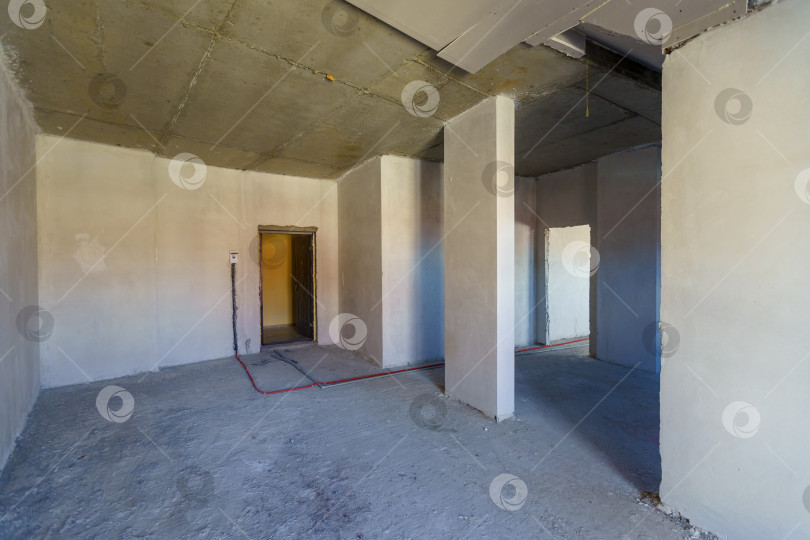 Скачать Квартира в новом доме под чистовую отделку на мансардном этаже. Квартира без ремонта. Только окна и дверные проемы фотосток Ozero