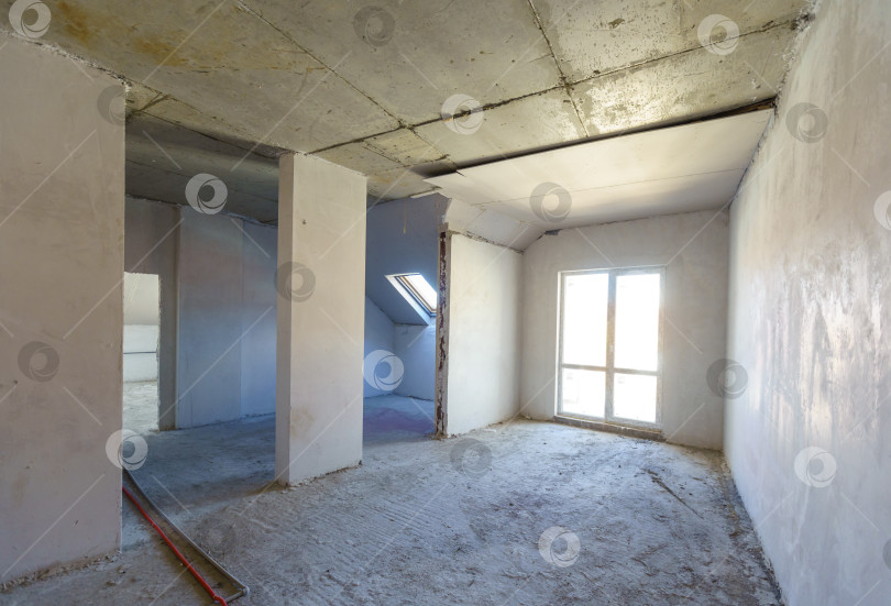Скачать Квартира в новом доме под чистовую отделку на мансардном этаже. Квартира без ремонта. Только окна и дверные проемы фотосток Ozero