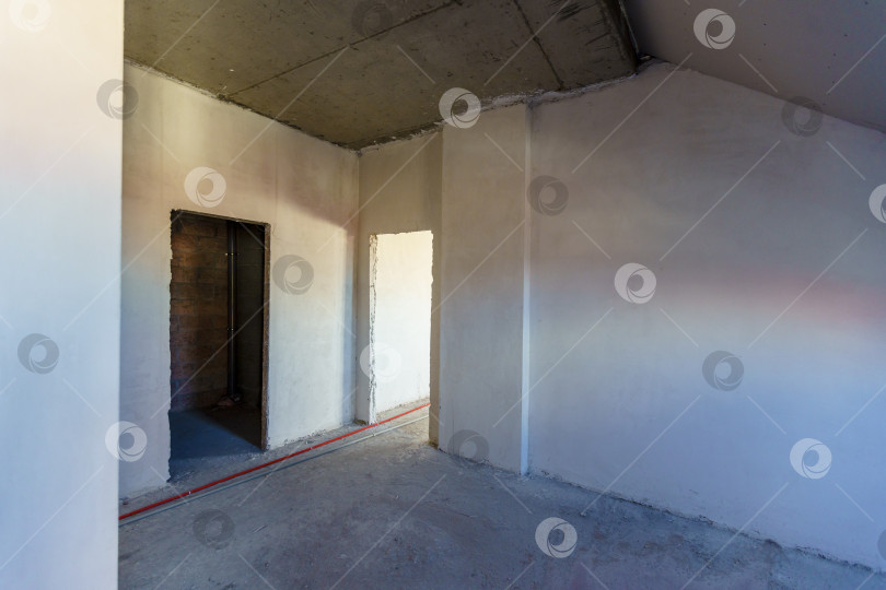 Скачать Помещение под чистовую отделку без ремонта. Мансардный этаж. В помещении есть только дверной проем. фотосток Ozero