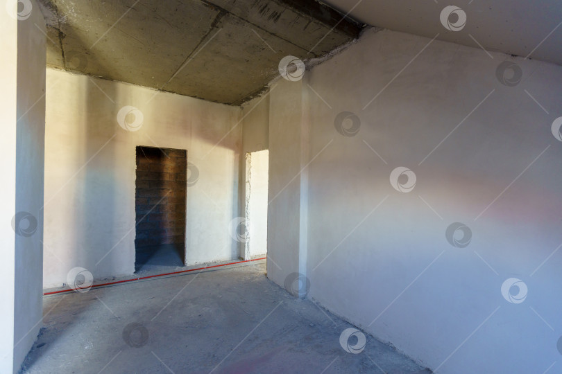 Скачать Помещение под чистовую отделку без ремонта. Мансардный этаж. В помещении есть только дверной проем. фотосток Ozero