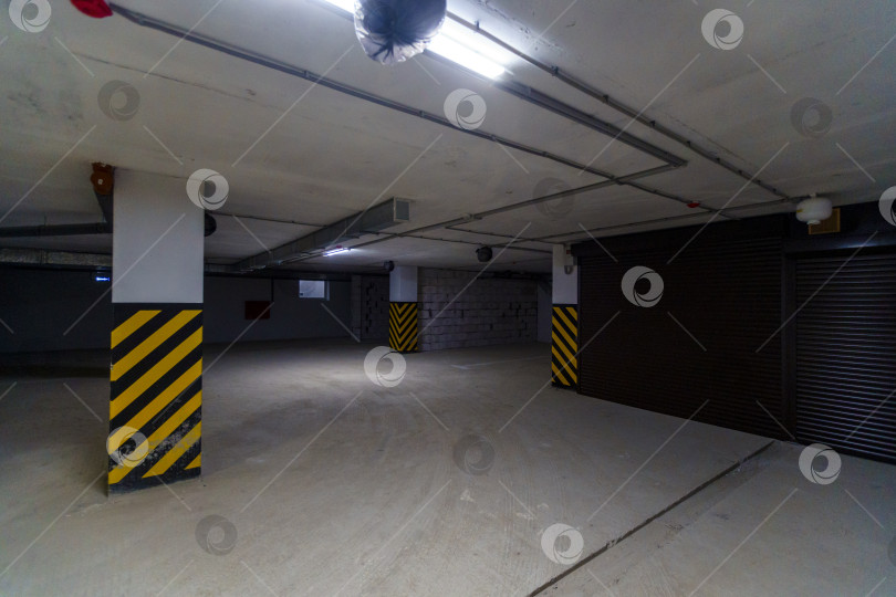 Скачать Гараж-стоянка с желтыми и черными полосами на столбах фотосток Ozero