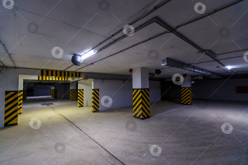 Скачать Гараж-стоянка с желтыми и черными полосами на столбах фотосток Ozero