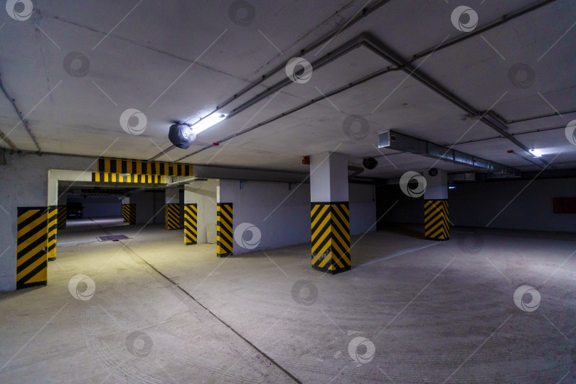 Скачать Гараж-стоянка с желтыми и черными полосами на столбах фотосток Ozero