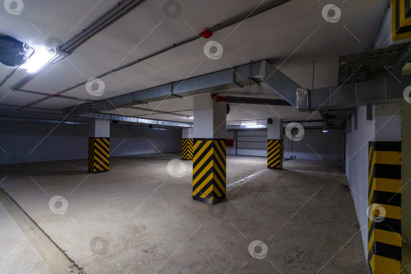 Скачать Гараж-стоянка с желтыми и черными полосами на столбах фотосток Ozero