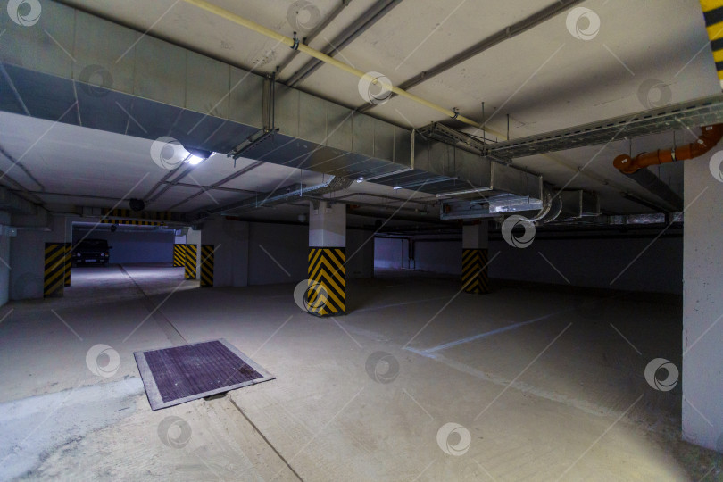 Скачать Гараж-стоянка с желтыми и черными полосами на столбах фотосток Ozero