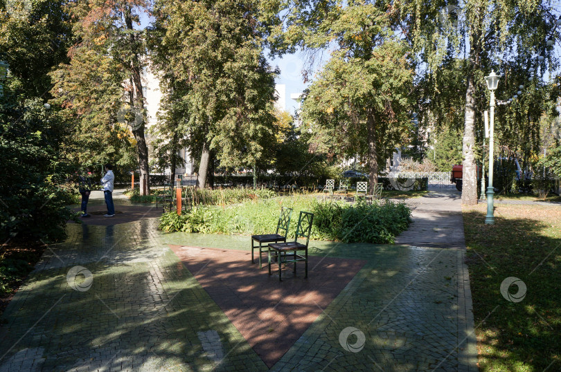 Скачать Казань, Татарстан, Россия - 17.09.25: часть сада Печали фотосток Ozero