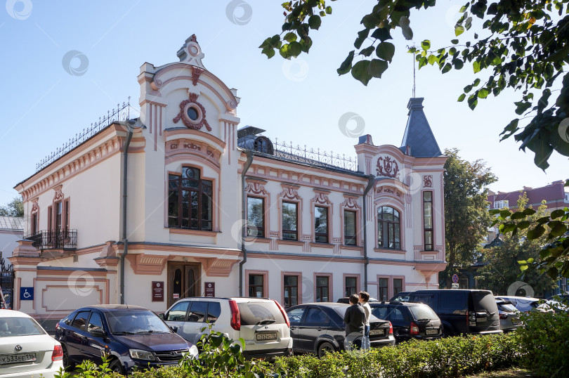 Скачать Казань, Татарстан, Россия - 17.09.25: Дом Юнусовых - Апанаевых со стороны сада Любви фотосток Ozero
