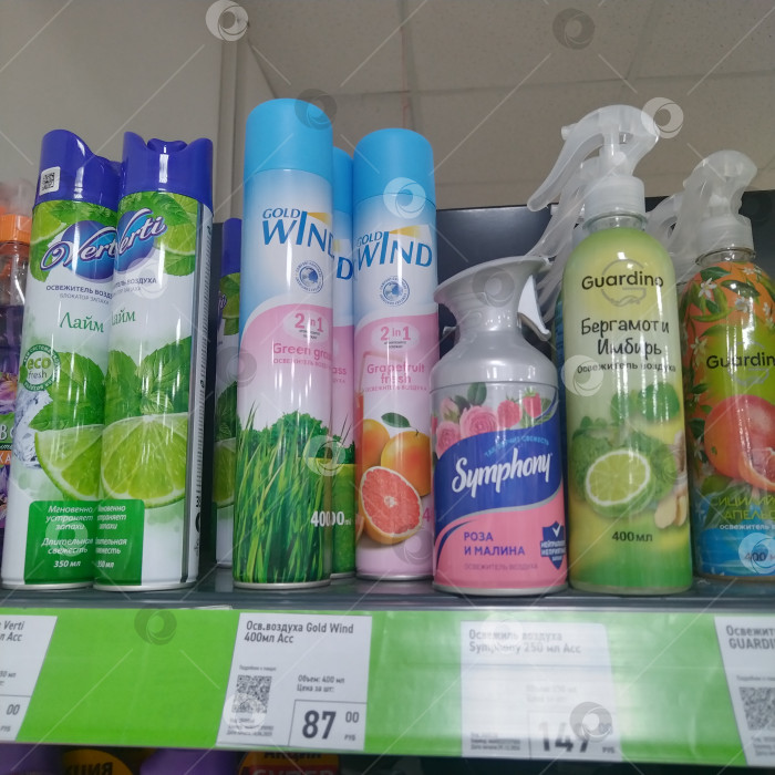 Скачать Он приобрел недвижимость в магазине "Фикс Прайс". фотосток Ozero