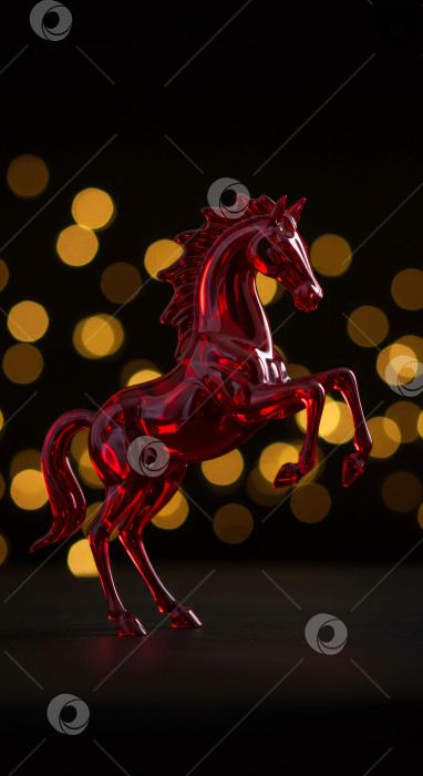 Скачать Красная декоративная фигурка лошади с эффектом боке. Символ китайского нового года 2026. фотосток Ozero