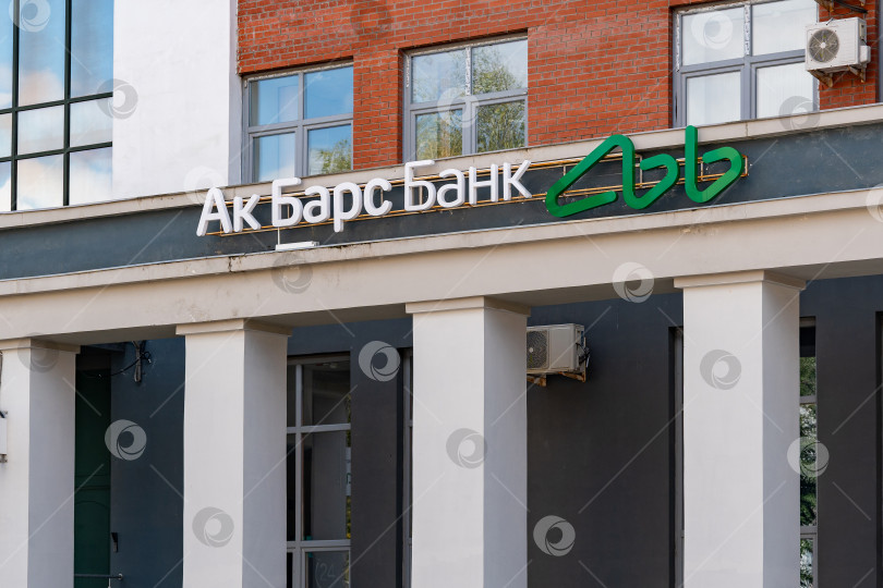 Скачать Вывеска коммерческого банка "АК Барс Банк" в Перми. Россия, Пермь, август 2025г. фотосток Ozero