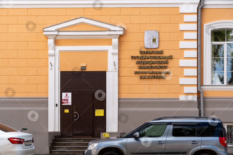 Скачать Вход в Пермский государственный медицинский университет имени академика Е.А. Вагнера. Россия, Пермь, август 2025г. фотосток Ozero
