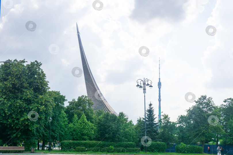 Скачать вид на памятник покорителям космоса и Останкинскую телебашню в Москве фотосток Ozero