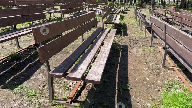 Скачать Видео Деревянные скамейки на улице фотосток Ozero