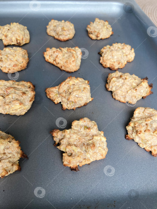 Скачать вкусное домашнее печенье при естественном солнечном свете фотосток Ozero