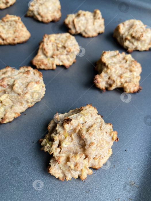 Скачать вкусное домашнее печенье при естественном солнечном свете фотосток Ozero