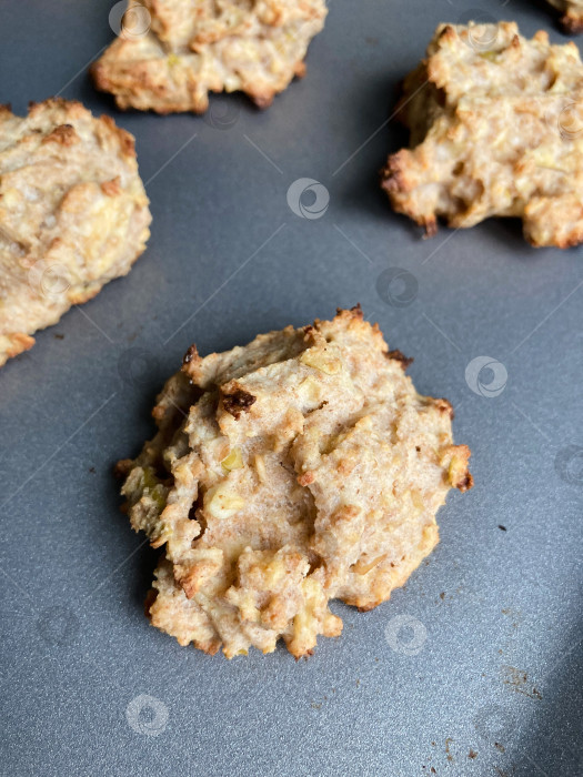 Скачать вкусное домашнее печенье при естественном солнечном свете фотосток Ozero