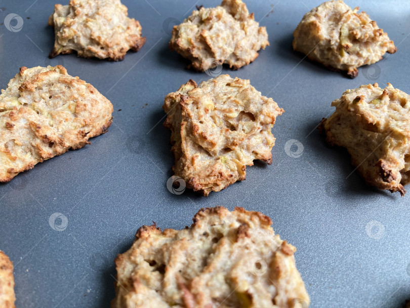 Скачать вкусное домашнее печенье при естественном солнечном свете фотосток Ozero