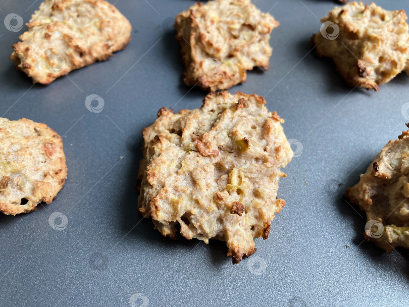 Скачать вкусное домашнее печенье при естественном солнечном свете фотосток Ozero