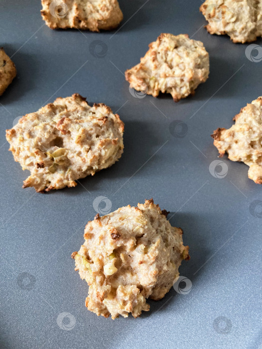 Скачать вкусное домашнее печенье при естественном солнечном свете фотосток Ozero