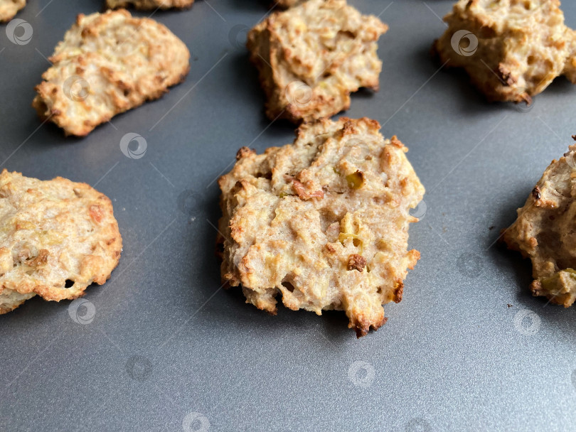 Скачать вкусное домашнее печенье при естественном солнечном свете фотосток Ozero