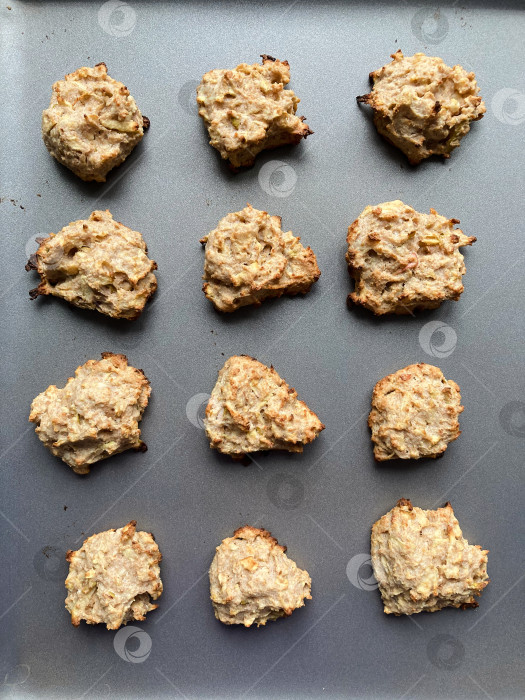 Скачать вкусное домашнее печенье при естественном солнечном свете фотосток Ozero