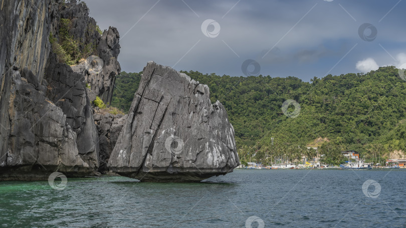 Скачать Живописные скалы в океане. Крутые изрезанные склоны над водой. фотосток Ozero