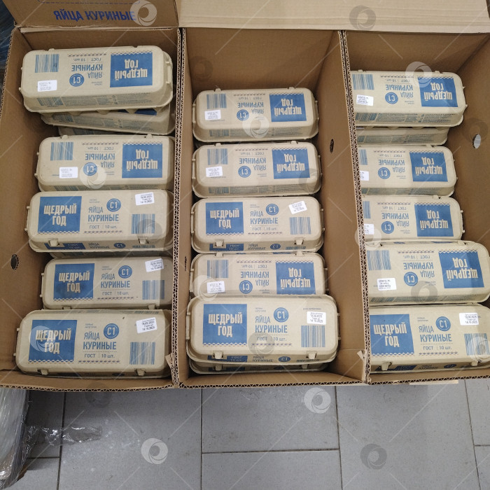 Скачать Отдел куриных яиц в магазине "Чижик". фотосток Ozero