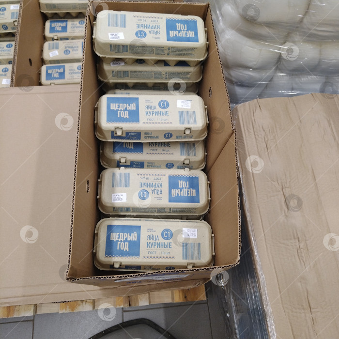 Скачать Отдел куриных яиц в магазине "Чижик". фотосток Ozero