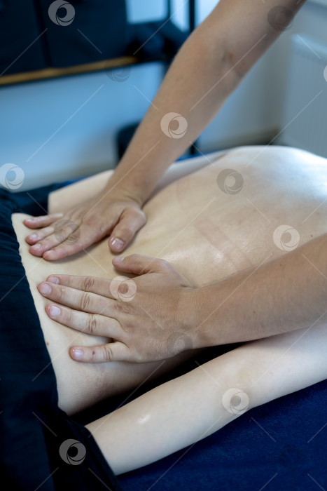 Скачать Массаж рук, крупный план ладоней на спине фотосток Ozero