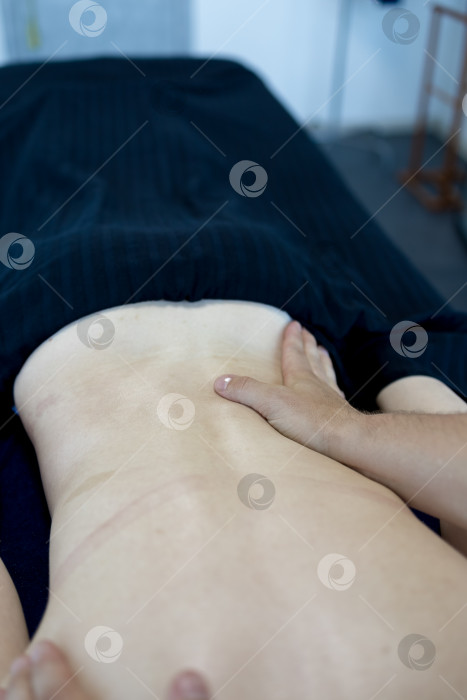 Скачать Массаж рук, крупный план ладоней на спине фотосток Ozero