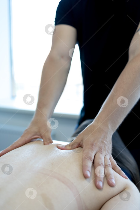 Скачать Массаж рук, крупный план ладоней на спине фотосток Ozero