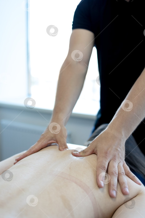 Скачать Массаж рук, крупный план ладоней на спине фотосток Ozero