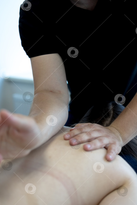 Скачать Массаж рук, крупный план ладоней на спине фотосток Ozero