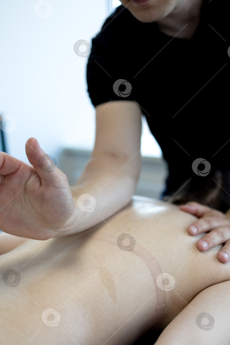 Скачать Массаж рук, крупный план ладоней на спине фотосток Ozero