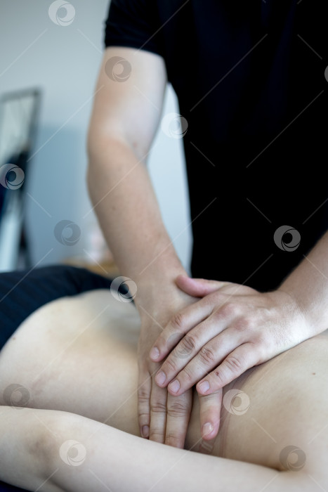 Скачать Массаж рук, крупный план ладоней на спине фотосток Ozero