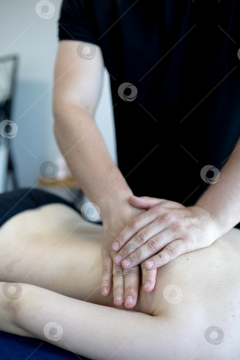 Скачать Массаж рук, крупный план ладоней на спине фотосток Ozero