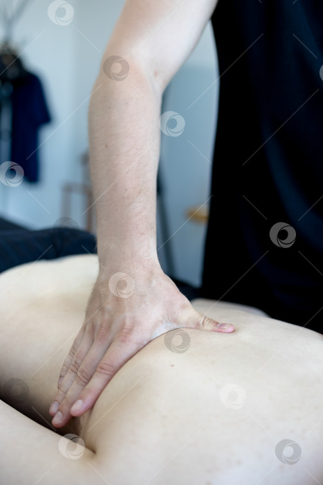 Скачать Массаж рук, крупный план ладоней на спине фотосток Ozero