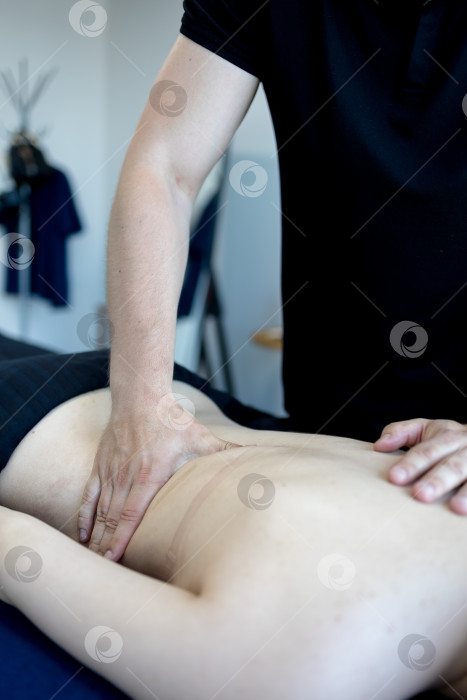 Скачать Массаж рук, крупный план ладоней на спине фотосток Ozero