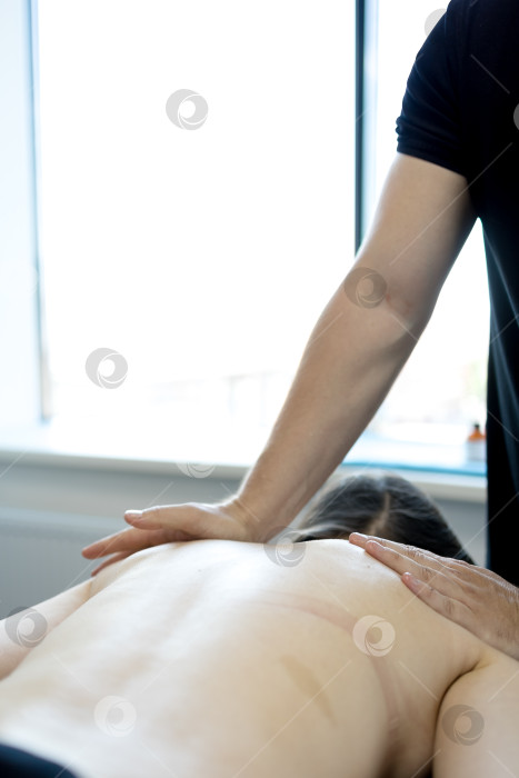 Скачать Массаж рук, крупный план ладоней на спине фотосток Ozero