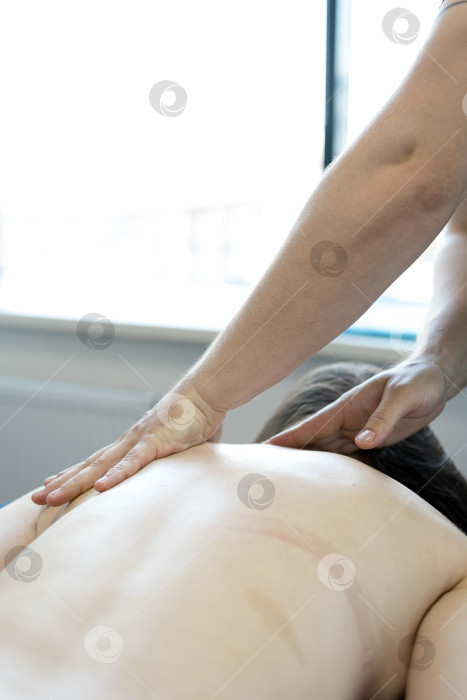 Скачать Массаж рук, крупный план ладоней на спине фотосток Ozero