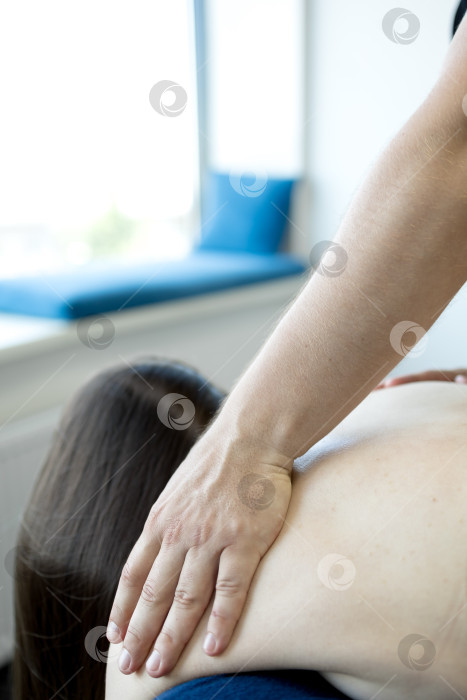 Скачать Массаж рук, крупный план ладоней на спине фотосток Ozero