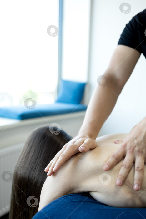 Скачать Массаж рук, крупный план ладоней на спине фотосток Ozero